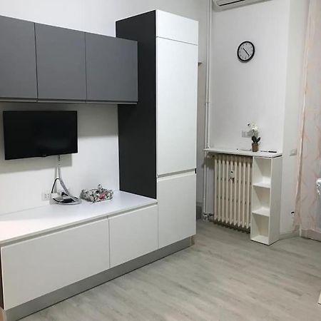 Appartamento In Zona Bocconi Milan Luaran gambar