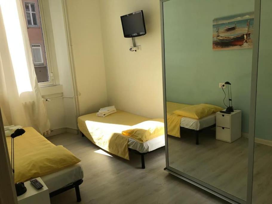 Appartamento In Zona Bocconi Milan Luaran gambar