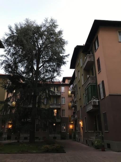 Appartamento In Zona Bocconi Milan Luaran gambar