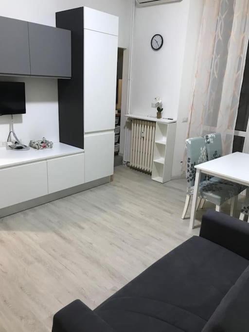 Appartamento In Zona Bocconi Milan Luaran gambar