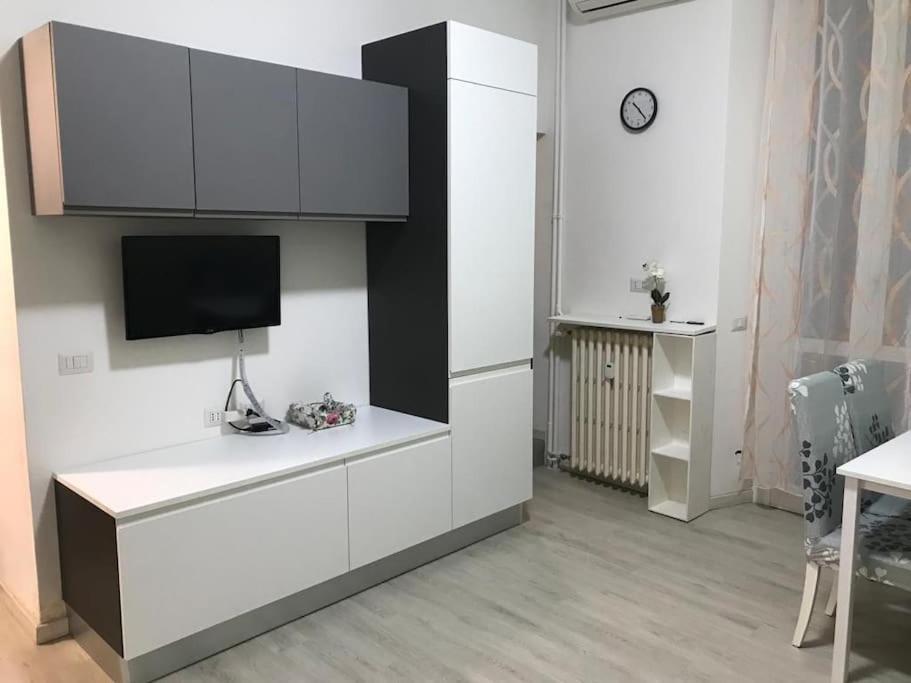 Appartamento In Zona Bocconi Milan Luaran gambar